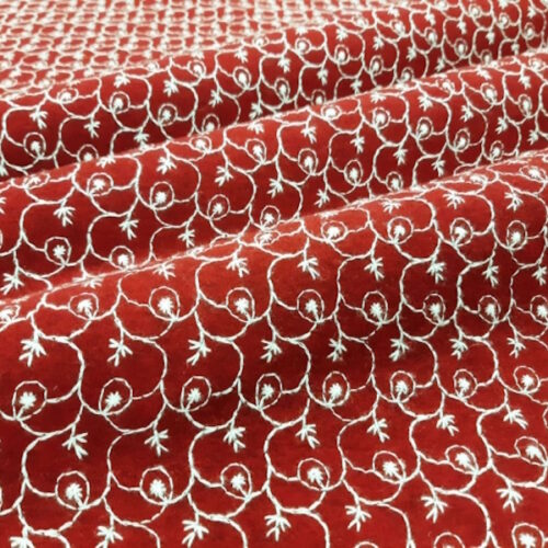 Tessuto feltro lana 2 mm col. rosso 192 ricamato con filato 20x150cm.