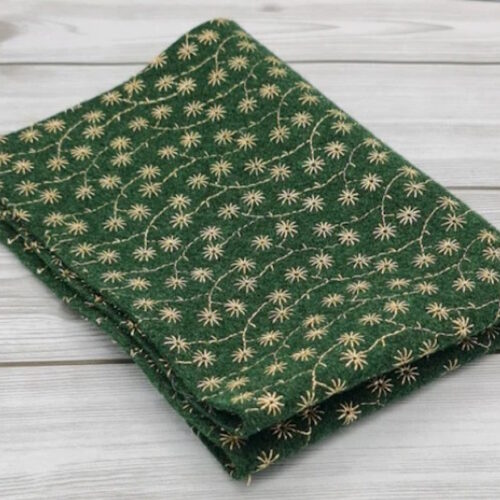 Tessuto feltro lana 2 mm verde ricamato con filato lurex 20x150cm.