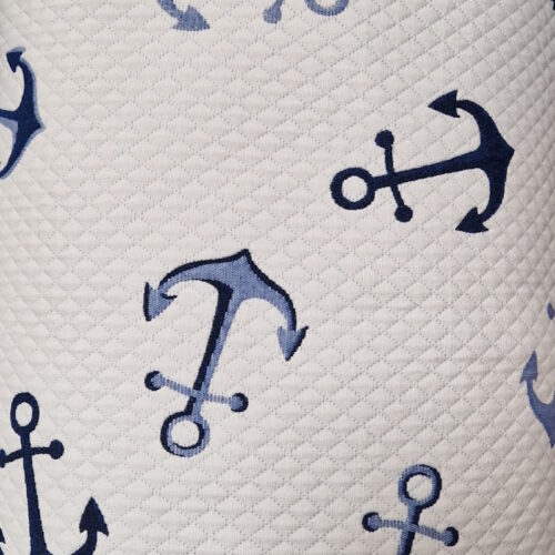 Tessuto trapuntato sfondo bianco con ancore 50cm. x h. 270 cm.